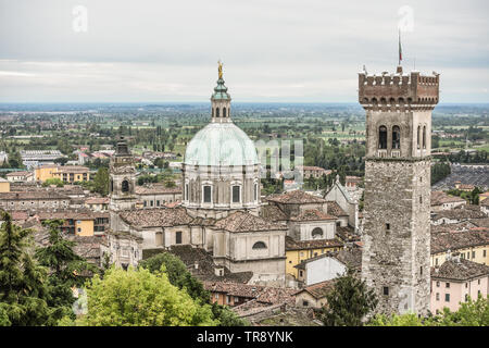 Moniga del Garda, Italie - Vue sur la vieille ville de la Rocca avec la Basilique de San Giovanni Battista et la Tour municipale Banque D'Images