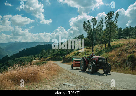 Le tracteur en passant par route sur un paysage vallonné à la crête de la Serra da Estrela. La plus haute chaîne de montagne au Portugal continental. Banque D'Images