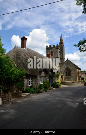 Tess Cottage et l'église St Osmond, Evershot Banque D'Images