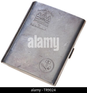 Un étui en argent présentation NSDAP avers gravé d'édifices gothiques et inscription 'Ehrengabe der Stadt des Deutschen Handwerks avec l'Handwerk logo dans le coin inférieur. Inverser gravés "Treffen des alten Führer-Korps der NSDAP im Gau Hessen-Nassau. Frankfurt a/M, Oktober 1936." à l'intérieur le timbre "WMF-800.' Dimensions 7 x 8,5 x 1,5 cm. Couvercle avec verrou à ressort. USA-lot, voir page 4. historique, historique, 20e siècle, années 1930, l'organisation du parti, l'organisation du parti, les organisations, les organisations, l'organisation, organisation, parti, politique, partis, pa-Editorial-Use seulement Banque D'Images