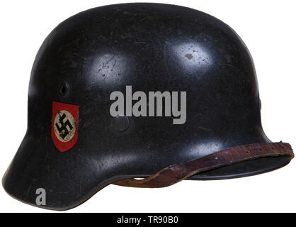 Un casque d'acier M 40 pour les membres de la police militaire avec les deux insignes environ 90  % de vert-foncé lisse la peinture et les autocollants sont restés. Frappé stamping 'SE 64' de taille de casque et le fabricant. Taille de chemise '57', complet avec jugulaire en cuir brun. USA-lot, voir page 4. historique, historique, de la police militaire, de la gendarmerie sur le terrain, la police, la gendarmerie, les gendarmery, objet, objets, alambics, clipping, cut out, cut-out, cut-outs, N.-É., le National-socialisme, le Nazisme, Troisième Reich, l'Empire allemand, l'Allemagne, 20e siècle, Editorial-Use-seulement Banque D'Images