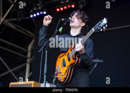 Warrington, Royaume-Uni. 26 mai 2019. Le fils de Bono Élie Hewson effectue avec son groupe à l'Inhalateur Weekender quartier dans le parc Victoria, Warrington 26/05/2019 Banque D'Images