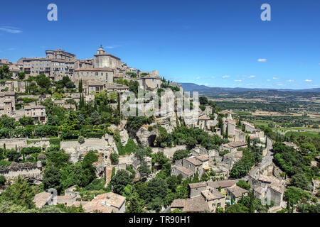 Vue sur la ville médiévale de Gordes, en Provence, France. Banque D'Images