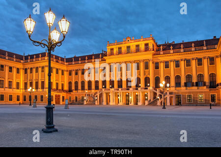 Scène de nuit du célèbre palais de Schönbrunn (la principale résidence d'été de la famille des Habsbourg) à Vienne, Autriche. Banque D'Images