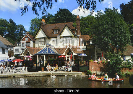 L'ancien pub Jolly Farmer. Aujourd'hui rebaptisé le Weyside. Millbrook, Guildford, Surrey, Angleterre, Royaume-Uni. Circa 1980 Banque D'Images