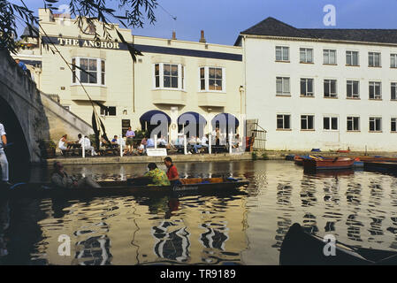 Silver Street Bridge et l'Anchor Pub, Cambridge, Cambridgeshire, Angleterre, Royaume-Uni. Circa 1980 Banque D'Images