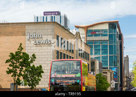 Bus touristique du centre-ville de Glasgow en passant par John Lewis, Cine World et les bâtiments Premier Inn sur Killermont Street, Écosse, Royaume-Uni Banque D'Images