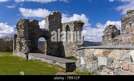 Ruines de l'abbaye de Tautra Tautra dans l'île sur Trondheimsfjorden. Le printemps et les beaux jours. Banque D'Images