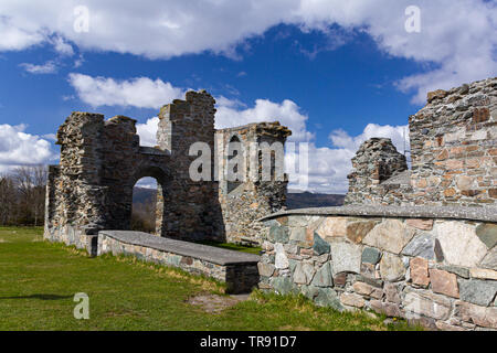 Ruines de l'abbaye de Tautra Tautra dans l'île sur Trondheimsfjorden. Le printemps et les beaux jours. Banque D'Images