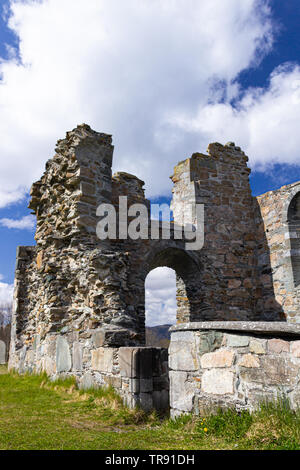 Ruines de l'abbaye de Tautra Tautra dans l'île sur Trondheimsfjorden. Le printemps et les beaux jours. Banque D'Images