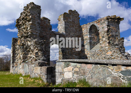 Ruines de l'abbaye de Tautra Tautra dans l'île sur Trondheimsfjorden. Le printemps et les beaux jours. Banque D'Images