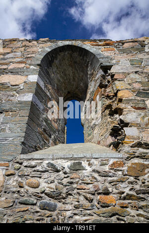 Ruines de l'abbaye de Tautra Tautra dans l'île sur Trondheimsfjorden. Le printemps et les beaux jours. Banque D'Images