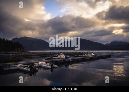 La lumière du matin et de l'humeur par le Romsdalsfjorden, la Norvège. Bateaux à moteur de pêche par la rive. Banque D'Images