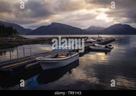 La lumière du matin et de l'humeur par le Romsdalsfjorden, la Norvège. Bateaux à moteur de pêche par la rive. Banque D'Images