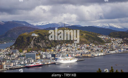 Belle ville côtière Ålesund, vue de la montagne Sukkertoppen. Banque D'Images