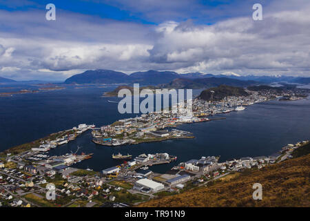 Belle ville côtière Ålesund, vue de la montagne Sukkertoppen. Banque D'Images