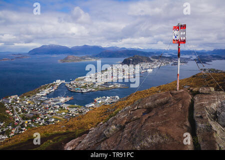 Belle ville côtière Ålesund, vue de la montagne Sukkertoppen. Banque D'Images