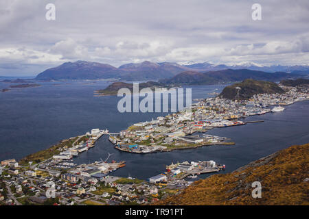 Belle ville côtière Ålesund, vue de la montagne Sukkertoppen. Banque D'Images