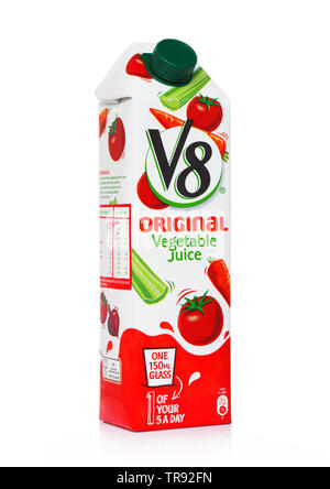 Londres, Royaume-Uni - 29 MAI 2019 : Pack de V8 Jus de légumes Original sur blanc. Banque D'Images