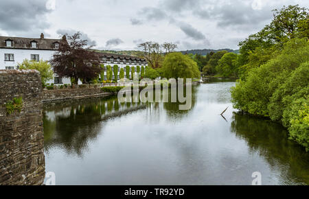 Vue l'hôtel Swan sur les rives de la rivière Leven, au bord du lac de Windermere, Cumbria, Royaume-Uni. Prises le 19 mai 2019. Banque D'Images