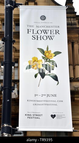 La Manchester Flower Show, une partie de la rue King Festival le 1er juin - 2e, 2019, se prépare à ouvrir. Le thème de cette année:Flower Power ! Un fanion sur un lampadaire accueille les visiteurs à l'exposition. Banque D'Images