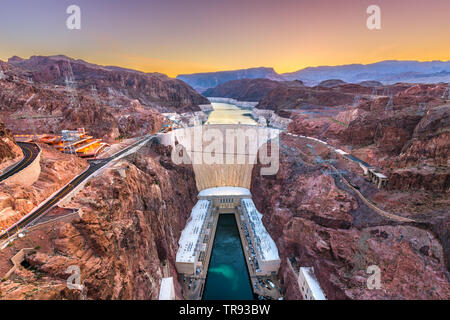 Hooover barrage sur la rivière Colorado, Nevada et l'Arizona chevauchants, à l'aube. Banque D'Images