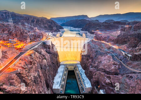 Hooover barrage sur la rivière Colorado, Nevada et l'Arizona chevauchants, à l'aube. Banque D'Images