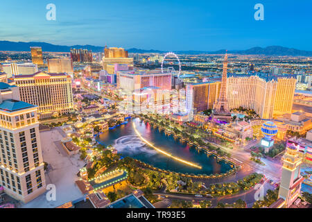 Las Vegas, Nevada, USA Skyline sur la bande au crépuscule. Banque D'Images