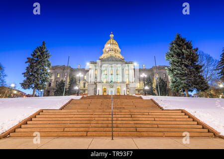 Denver, Colorado, USA à la Colorado State Capitol pendant une nuit les hivers. Banque D'Images