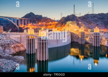 Hooover barrage sur la rivière Colorado, Nevada et l'Arizona chevauchants au crépuscule. Banque D'Images