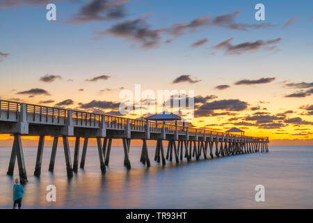 Junon, Florida, USA, au Juno Beach Pier juste avant le lever du soleil. Banque D'Images