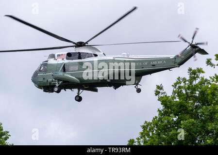 En préparation pour le mois de juin 2019 Visite du président américain Donald Trump les unités militaires qui fournira le transport aérien sont en pratique les routes. L'Hélicoptère VIP vert qui porte un Président des Etats-Unis a l'indicatif 'Marine' et peut voler par un groupe d'hélicoptères similaires comme appelants. Deux VH-3D'hélicoptères Sea King ont pris part VIP escorté par 3 Chinook de l'Armée US et même des hélicoptères UH-60 Black Hawk pour la sécurité. Sikorsky VH-3D sur Winfield House à Regent's Park, London, UK. Banque D'Images