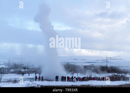 Le geyser Strokkur juste après l'éruption du champ géothermique de Geysir Hot Springs, partie du cercle d'or de l'Islande. Banque D'Images