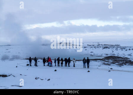 Le geyser Strokkur Geysir au champ géothermique de Hot Springs, partie du cercle d'or de l'Islande. Banque D'Images