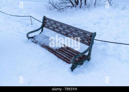 Près d'un banc recouvert de neige durant l'hiver à l'eau chaude de Geysir, le champ géothermique de la partie du cercle d'or de l'Islande. Banque D'Images