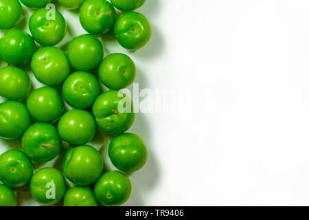 Pile de prune verte isolated on white Banque D'Images