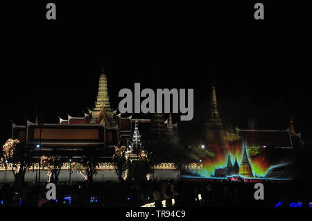 BANGKOK, THAÏLANDE - 22 MAI 2019 : fontaine d'eau multimédia (son et lumière glorieuse la grâce de Sa Majesté) montrent pour le roi's coronation ceremon Banque D'Images