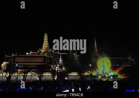 BANGKOK, THAÏLANDE - 22 MAI 2019 : fontaine d'eau multimédia (son et lumière glorieuse la grâce de Sa Majesté) montrent pour le roi's coronation ceremon Banque D'Images