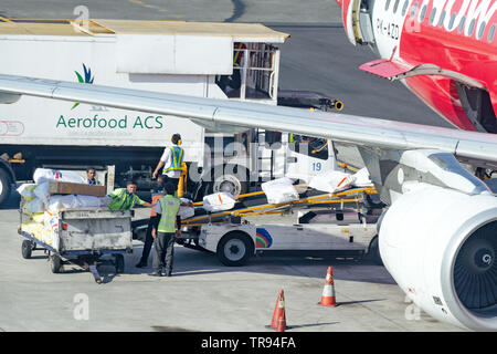 Bali, Denpasar, 2018-05-01 : travailleurs de l'aéroport restauration chargement des fournitures dans les aéronefs. Le personnel au sol met l'emballage avec de la nourriture de Aerofood ACS Banque D'Images