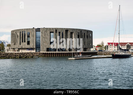 Le centre culturel et de conférences Hof, Akureyri, Islande. Construit par Arkitema Architects en 2010, son design reflète le paysage islandais volcanique Banque D'Images