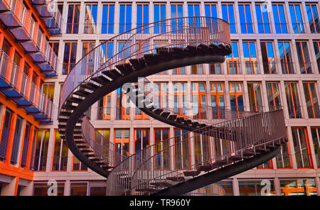 Germany, Bavaria, Munich, l'escalier sans fin ou infinie sculpture de l'artiste Olafur Eliasson avec les bureaux de la KPMG derrière.. Banque D'Images