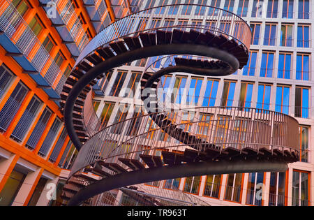 Germany, Bavaria, Munich, compte tenu de l'angulaire ou escalier sans fin infinie sculpture par Olafur Eliasson avec les bureaux de la KPMG derrière.. Banque D'Images