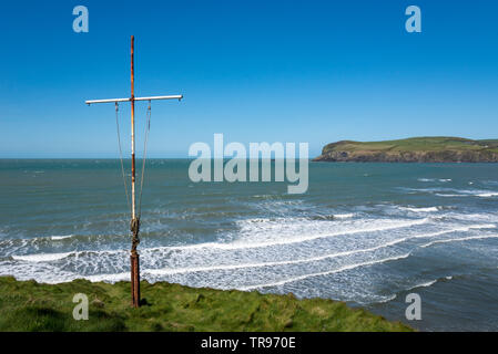 Les vagues sur la plage de Newport dans le parc national de Pembrokeshire Coast, le Pays de Galles. Banque D'Images