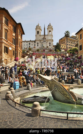 Fontana della Barcaccia sur la Piazza di Spagna (Place d'Espagne) à Rome. Italie Banque D'Images