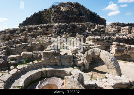 Su Nuraxi di Barumini (1600-1200 BCE) en Sardaigne. Tours circulaires en forme de cônes tronqués encerclé par des maisons des villageois Banque D'Images