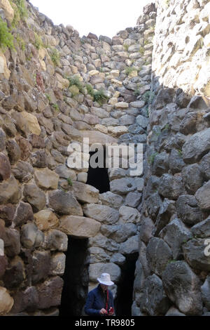 Su Nuraxi di Barumini (1600-1200 BCE) en Sardaigne. Tours circulaires en forme de cônes tronqués encerclé par des maisons des villageois Banque D'Images