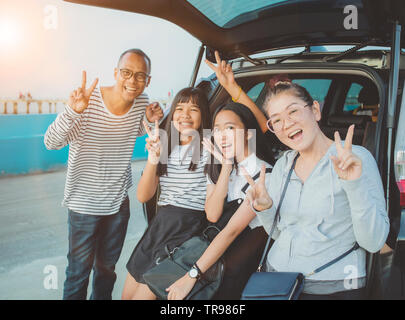 Le bonheur de l'émotion de la famille asiatique en prenant une photographie à destination de voyage vacances Banque D'Images