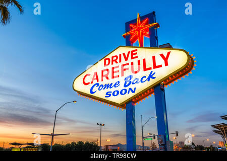 Las Vegas, Nevada, USA à l'arrière de la bienvenue à Las Vegas Sign vous rappelant de conduire avec prudence et à bientôt. Banque D'Images