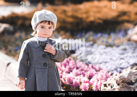 Mignon bebe fille 1 2 ans de porter veste et beret en parc. En regardant la camera. L enfance Photo Stock Alamy