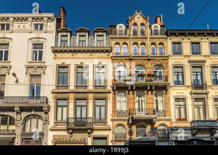 Façades de bâtiments le long de la rue de la Régence dans le quartier du Sablon de Bruxelles, Belgique Banque D'Images